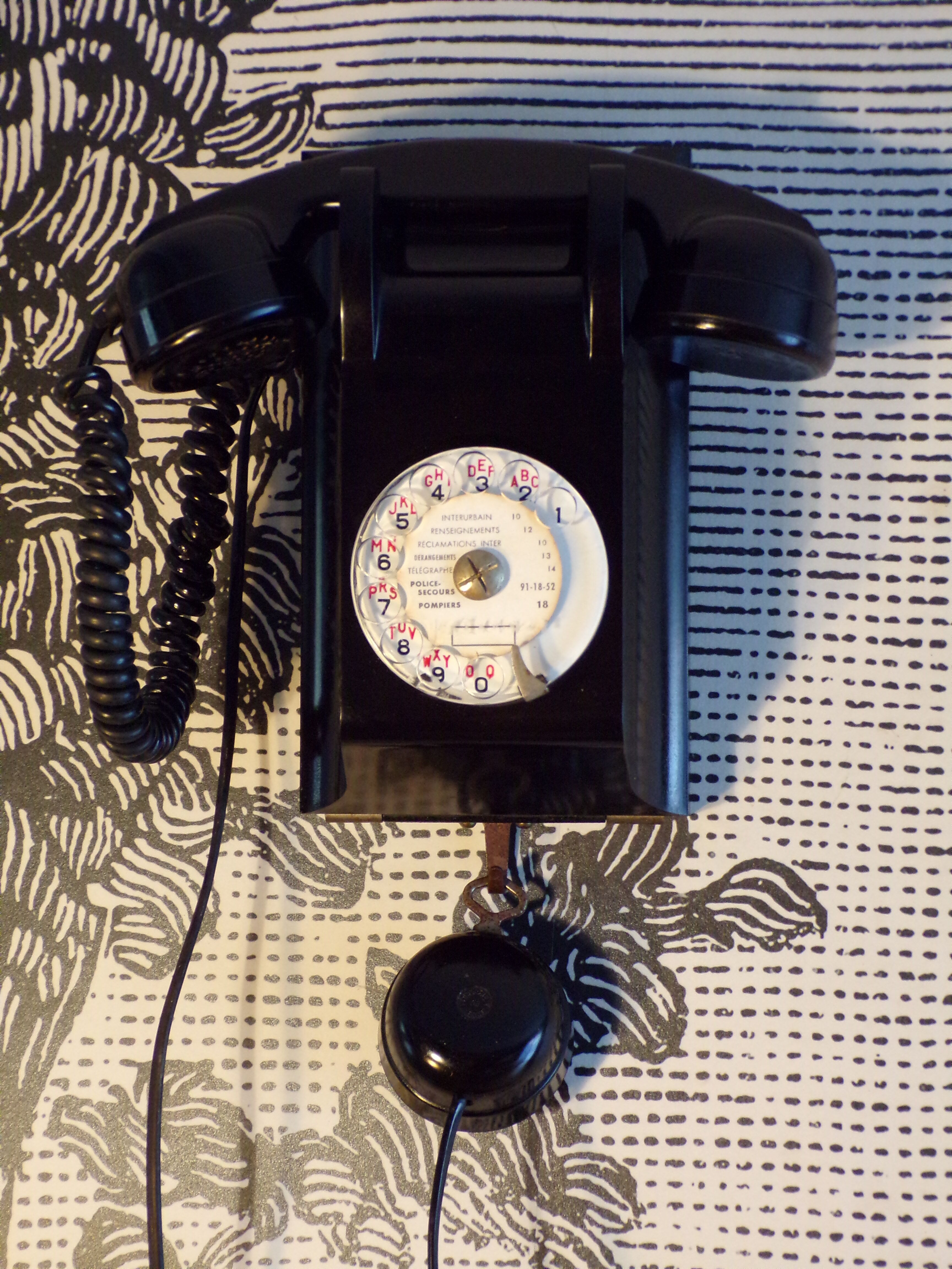 Téléphone à cadran mural en bakélite