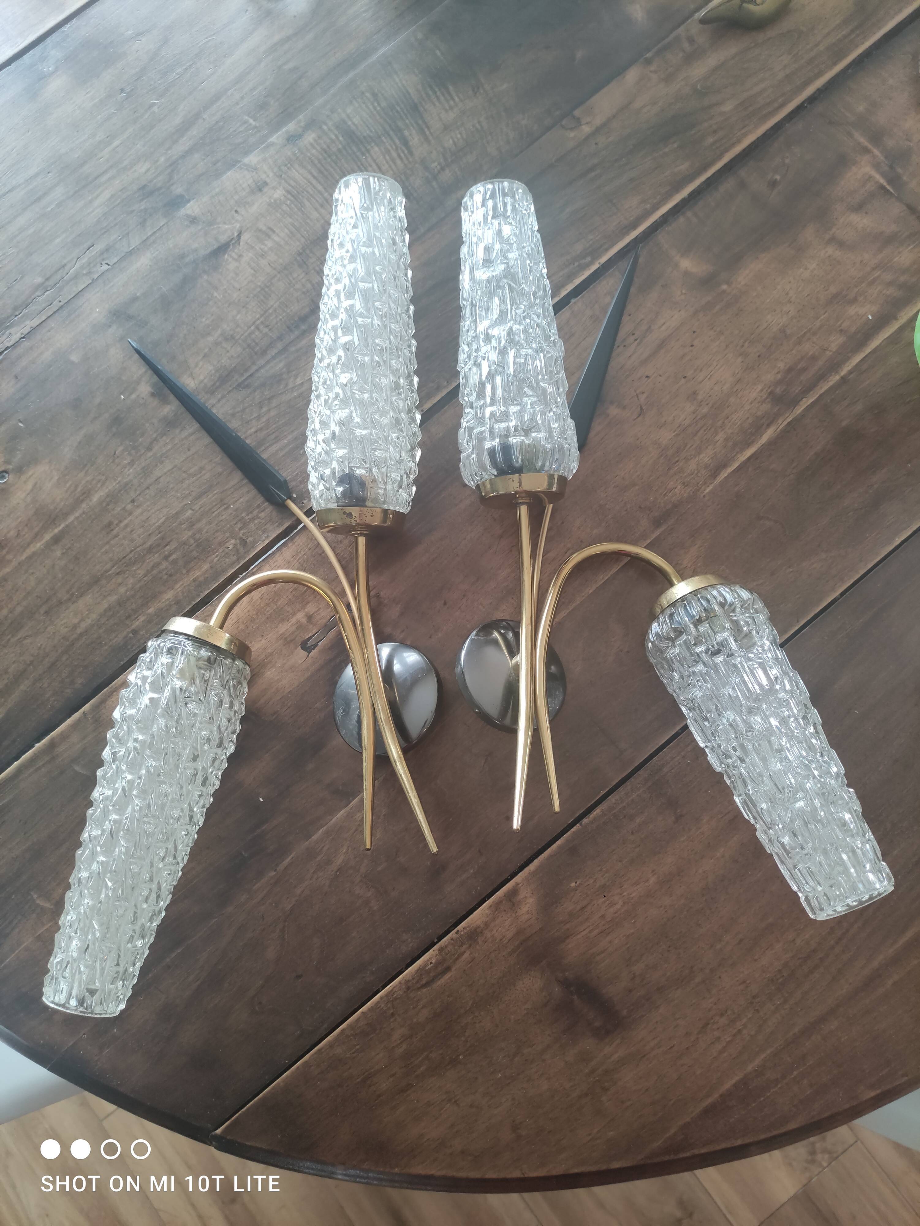 Set of 2 vintage 2-spoke wall lamps in gilded metal and diamond textured tulip glass