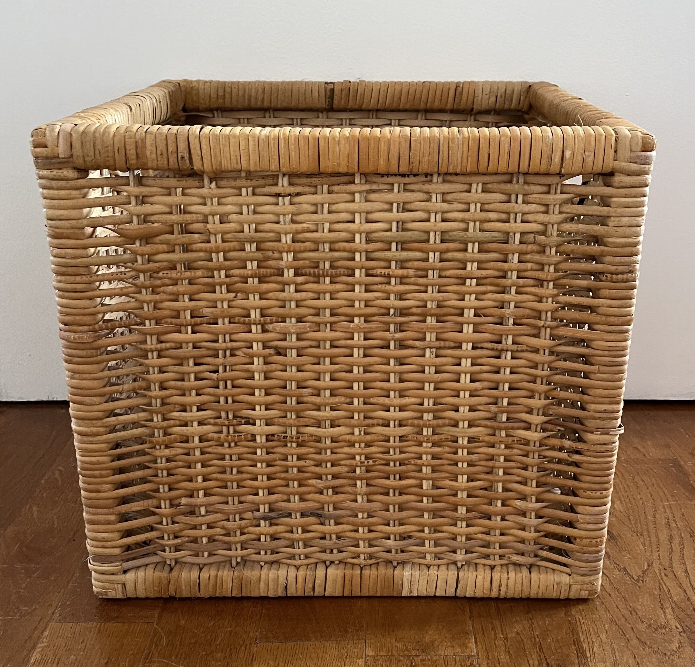 Square wicker box/basket