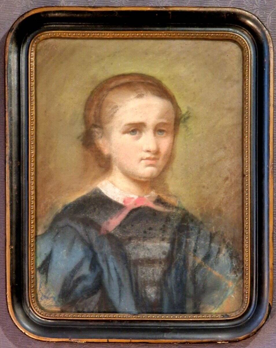 Portrait of a young woman from the Napoleonic III era.