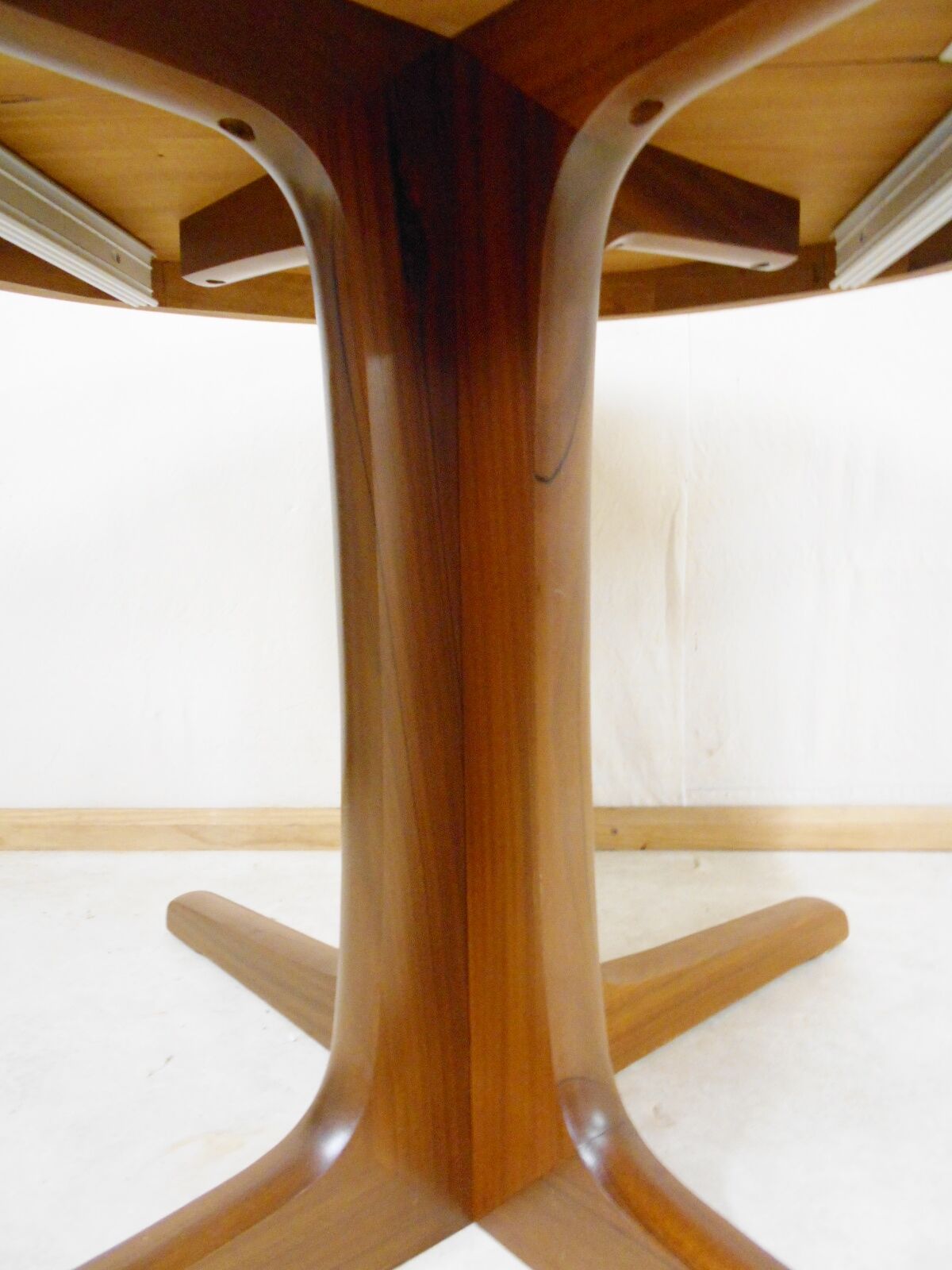 Expandable round teak table