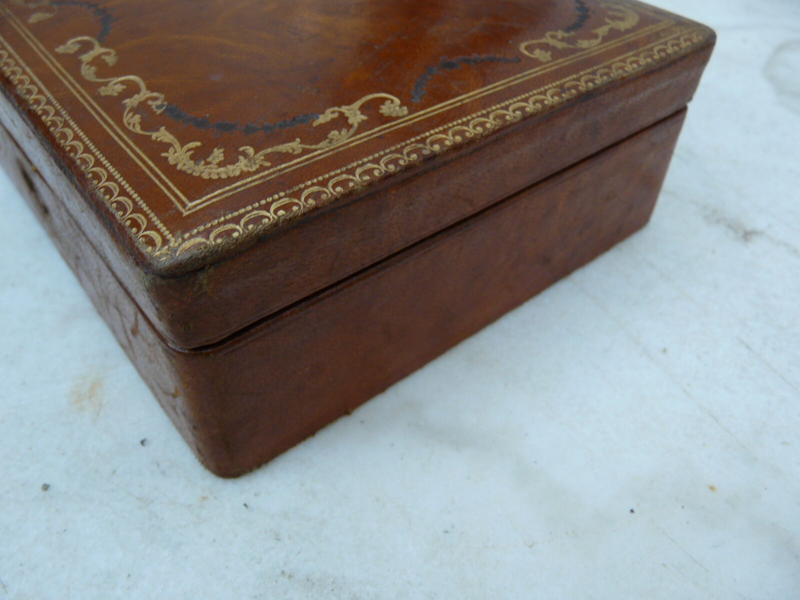 Former jewelry box box box gilded with monogrammed irons AM