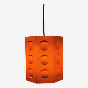 Lampe à suspension danoise Space-Age des années 80, réalisée en métal orange avec des découpes.