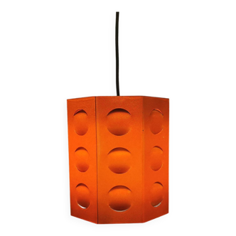 Lampe à suspension danoise Space-Age des années 80, réalisée en métal orange avec des découpes.