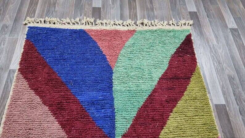 Pure wool rug with traditional coloured patterns, size 1.5/2.5 m.