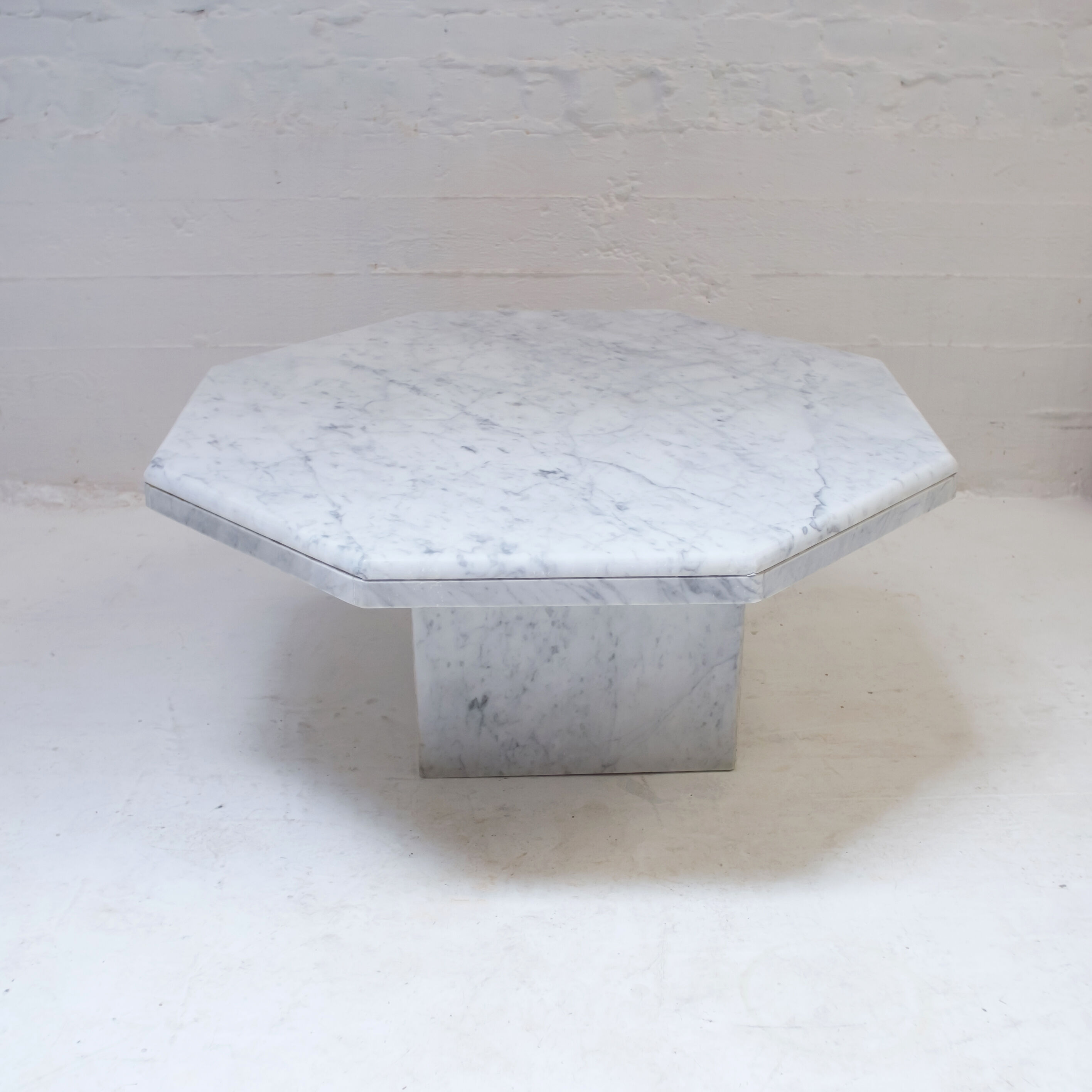 Octagonal vintage coffee table in Carrara marble 70s
