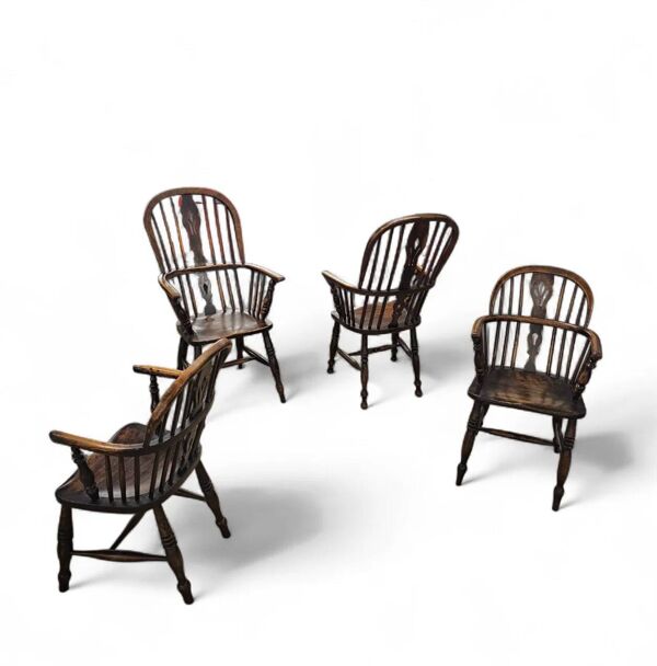 4 x fauteuils à bras en bois d'orme Windsor antiques, 2 bas / 2 hauts, à dossier à épingles, du 19ème siècle.