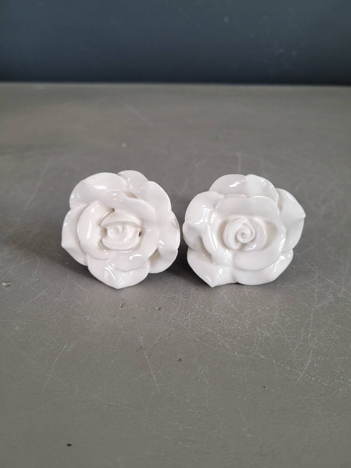 Paire de boutons de meubles en porcelaine
