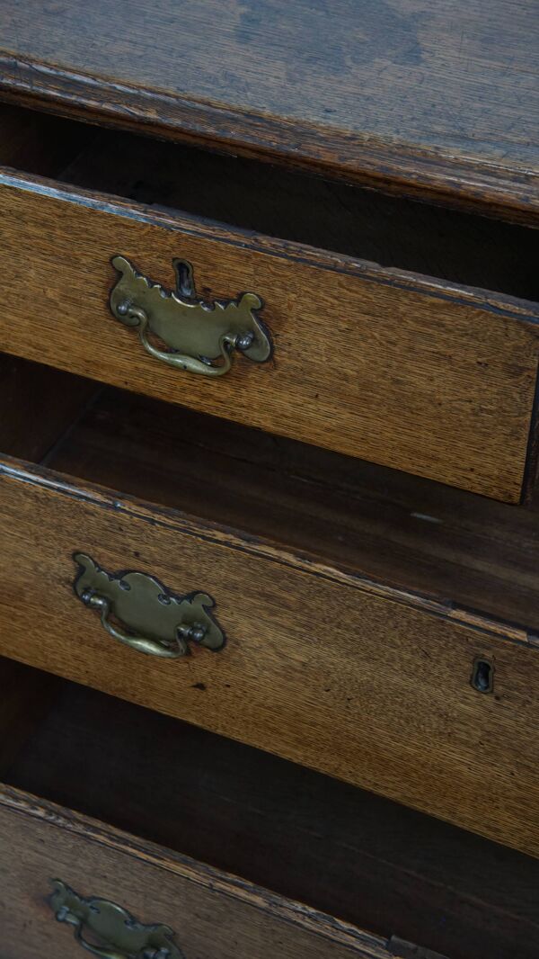 Commode ancienne en chêne anglais du XVIIIe siècle