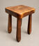 Tabouret ancien en bois massif sculptural, esprit brutaliste