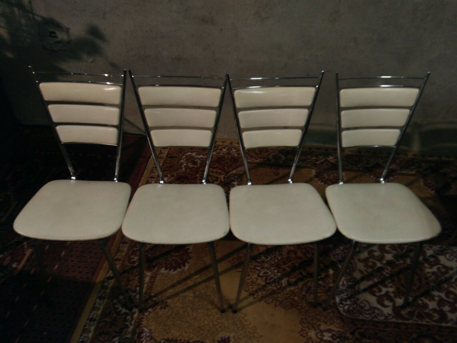 Suite de 4 chaises vintage en skaï