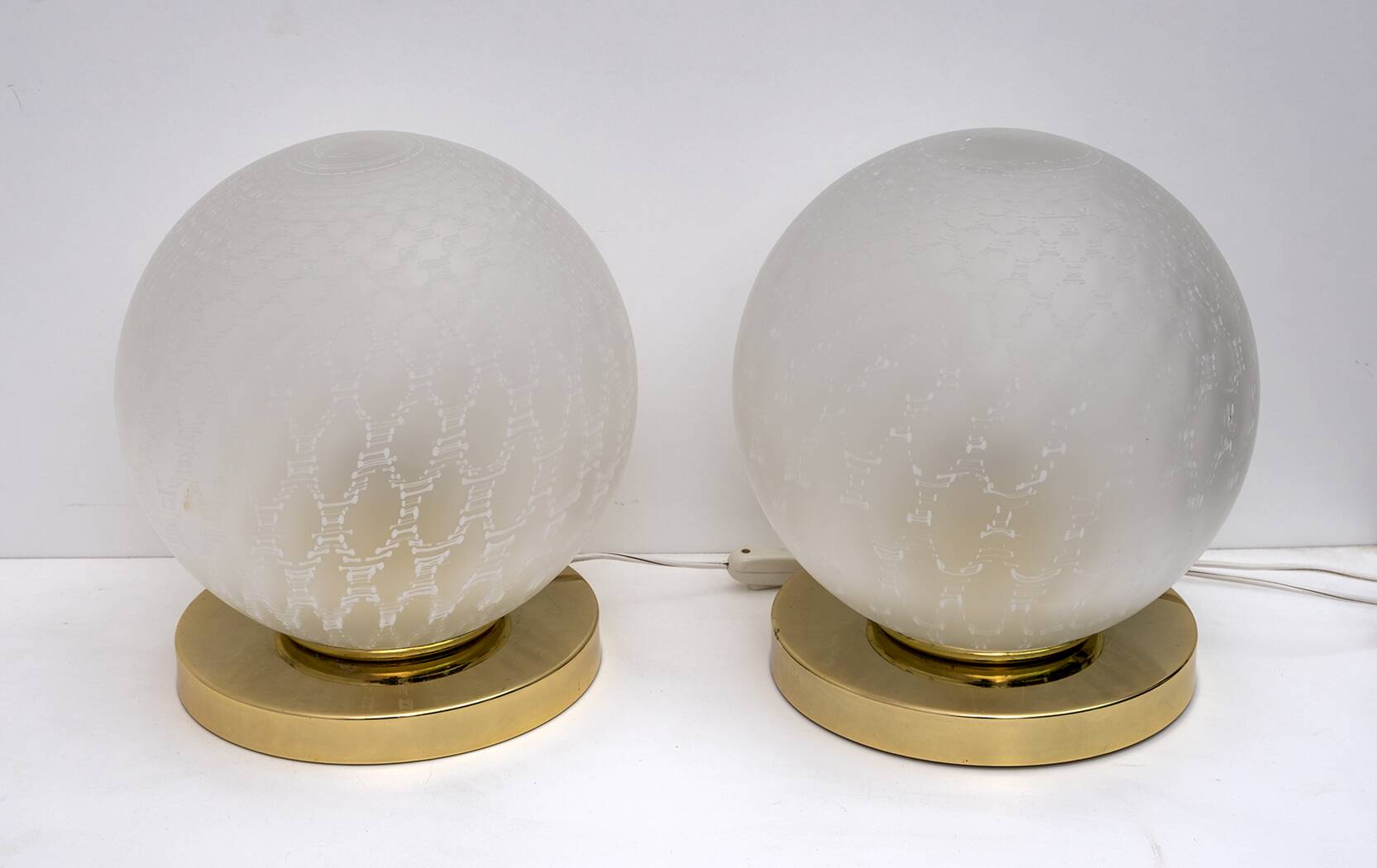 Paire de lampes de table boule en laiton et verre de Murano, style italien moderne du milieu du siècle
