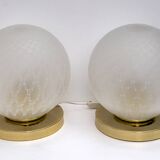 Paire de lampes de table boule en laiton et verre de Murano, style italien moderne du milieu du siècle