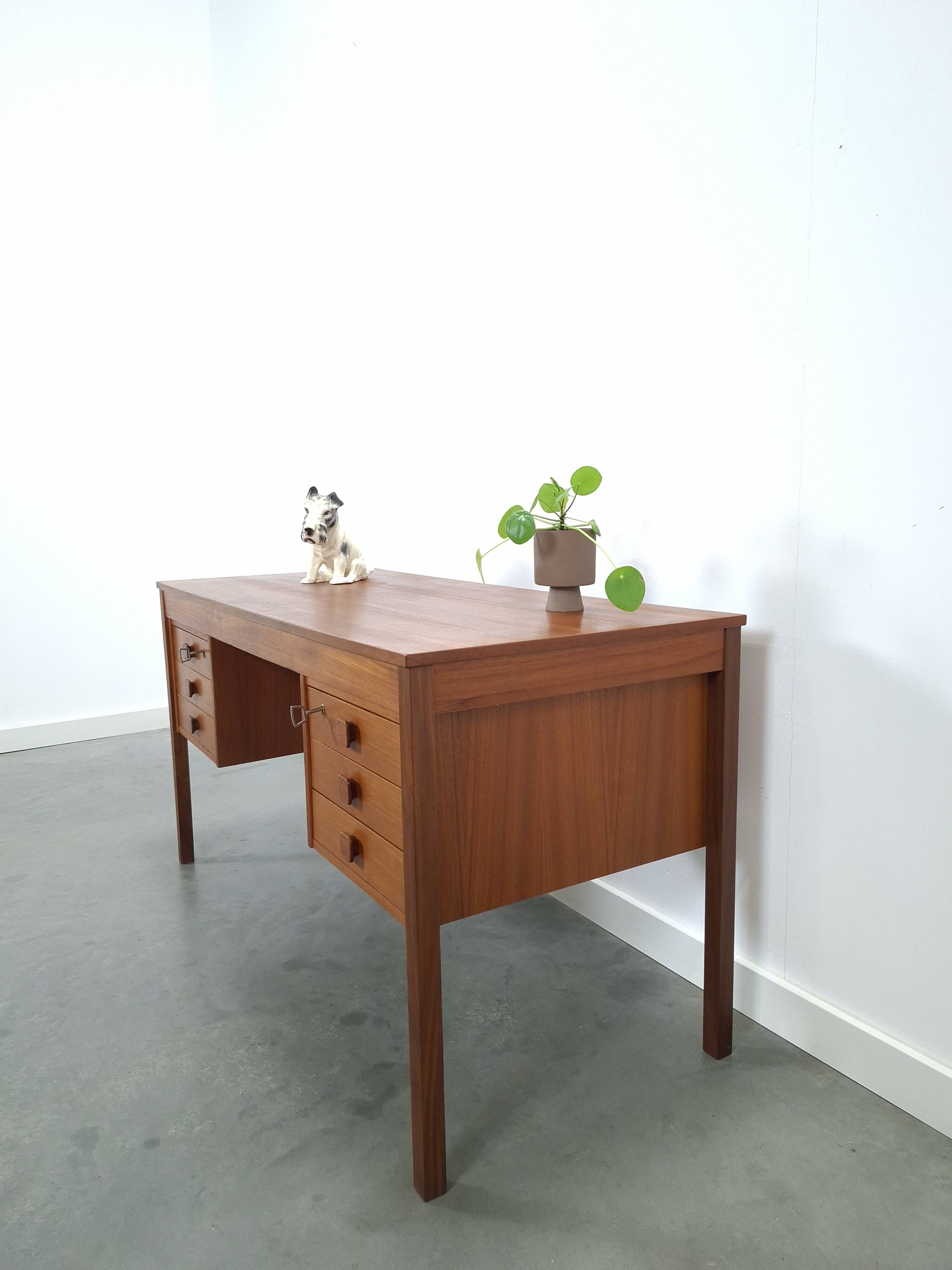 Teak vrijstaand bureau met lade uit Denemarken
