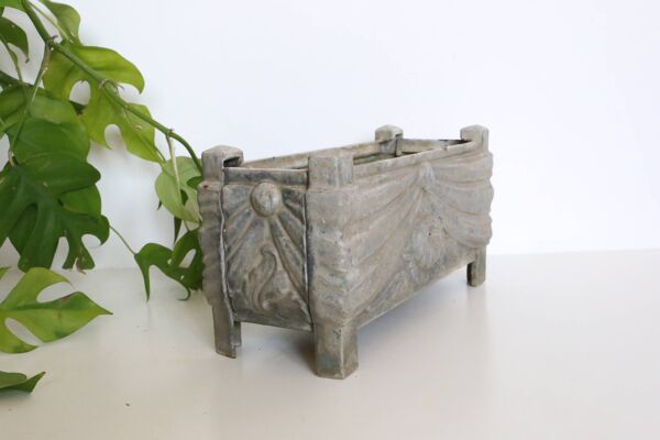 Jardinière en fonte art déco