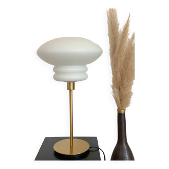 Lampe de table à poser réalisée avec un globe ancien blanc mat et un pied doré