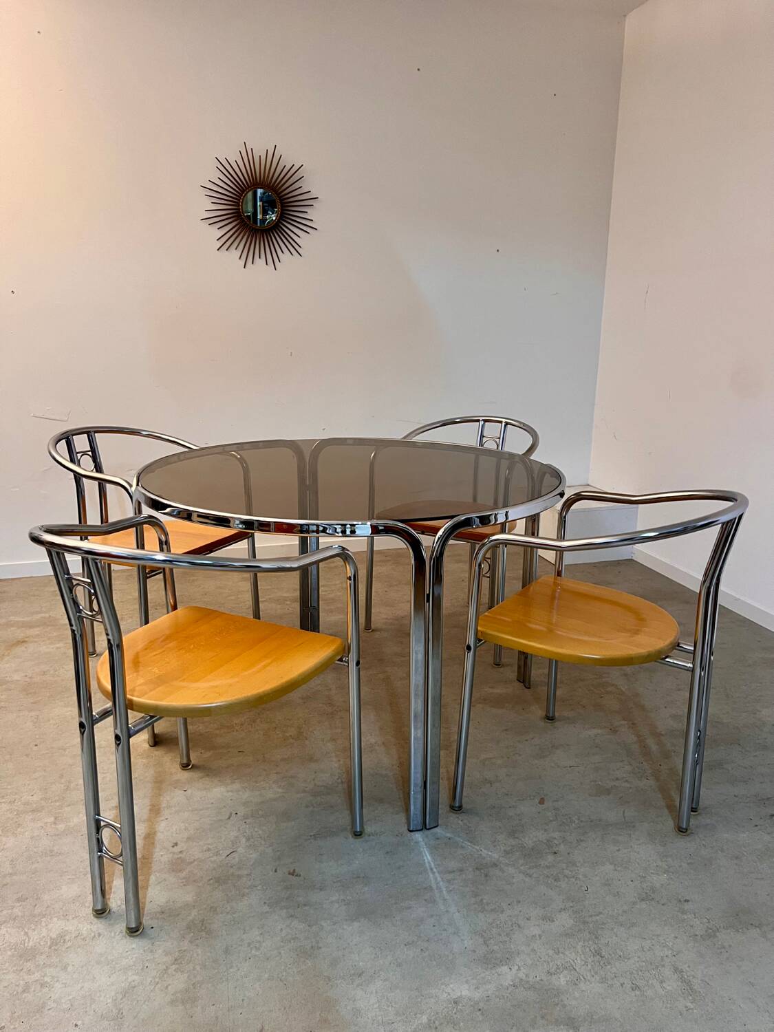 Table ronde vintage tubulaire en métal et verre fumé design année 70