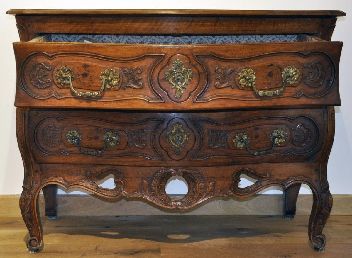 Provençal chest of drawers in solid walnut from Nîmes, Louis XV period
