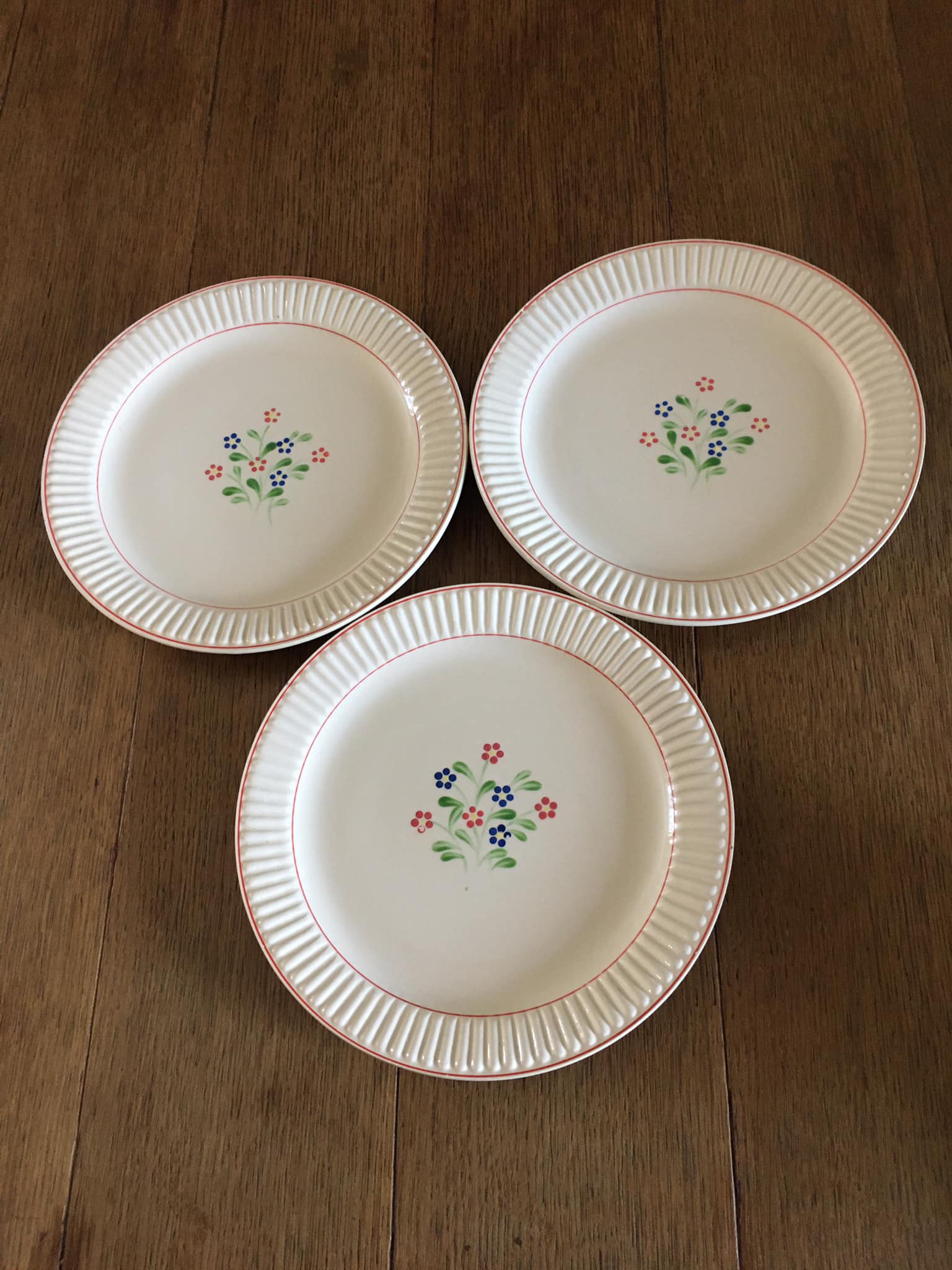 3 assiettes à dessert en porcelaine estampillées VF, modèle "Fleurs de Mai". Motifs peints à la main