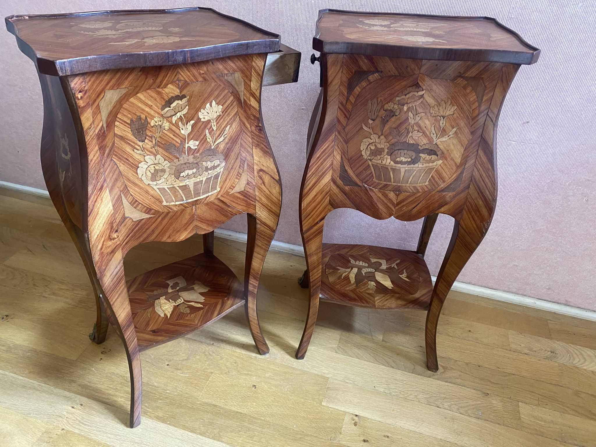Pair of bedside tables in rosewood veneer on all sides. Louis XV style