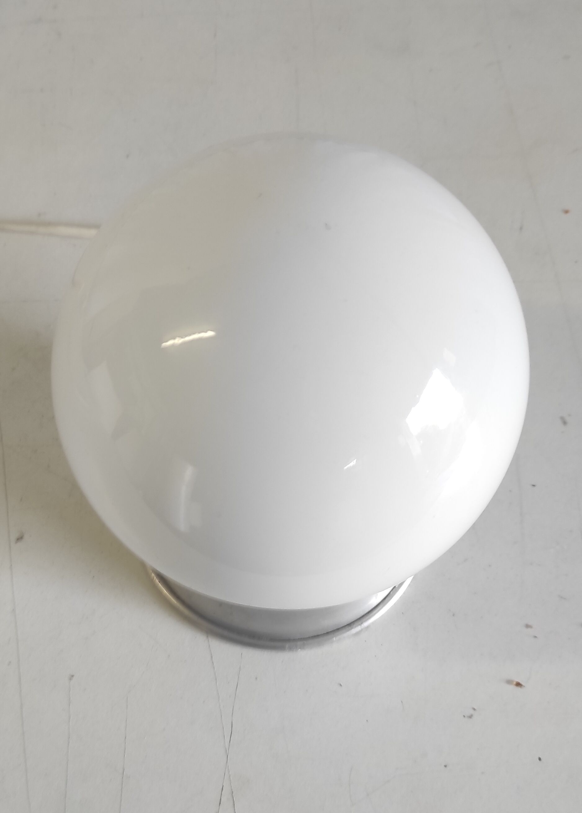 Lampe à poser en aluminium et globe opaline blanc – années 50/60