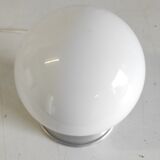 Lampe à poser en aluminium et globe opaline blanc – années 50/60