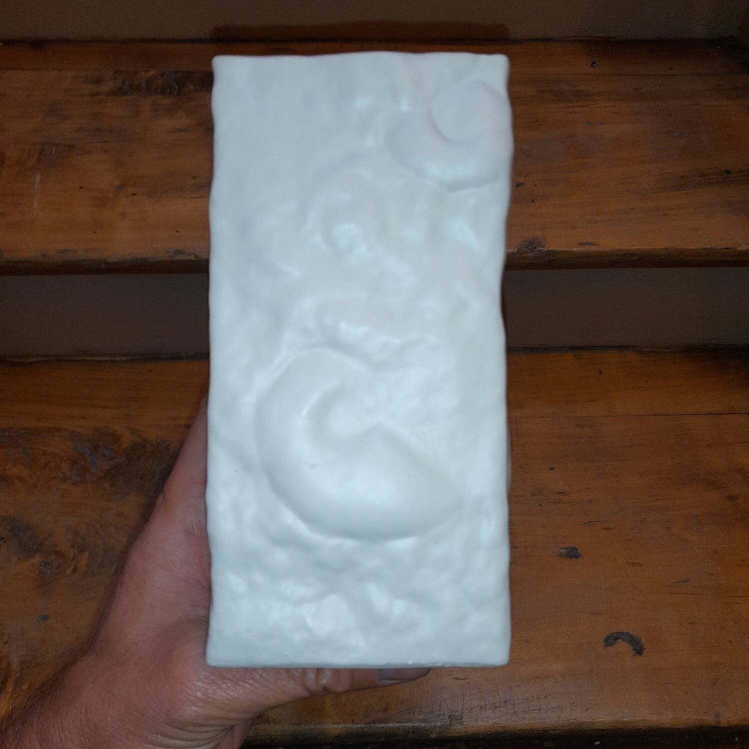 Petit vase carré vintage italien,  en céramique blanche,  décor fossil