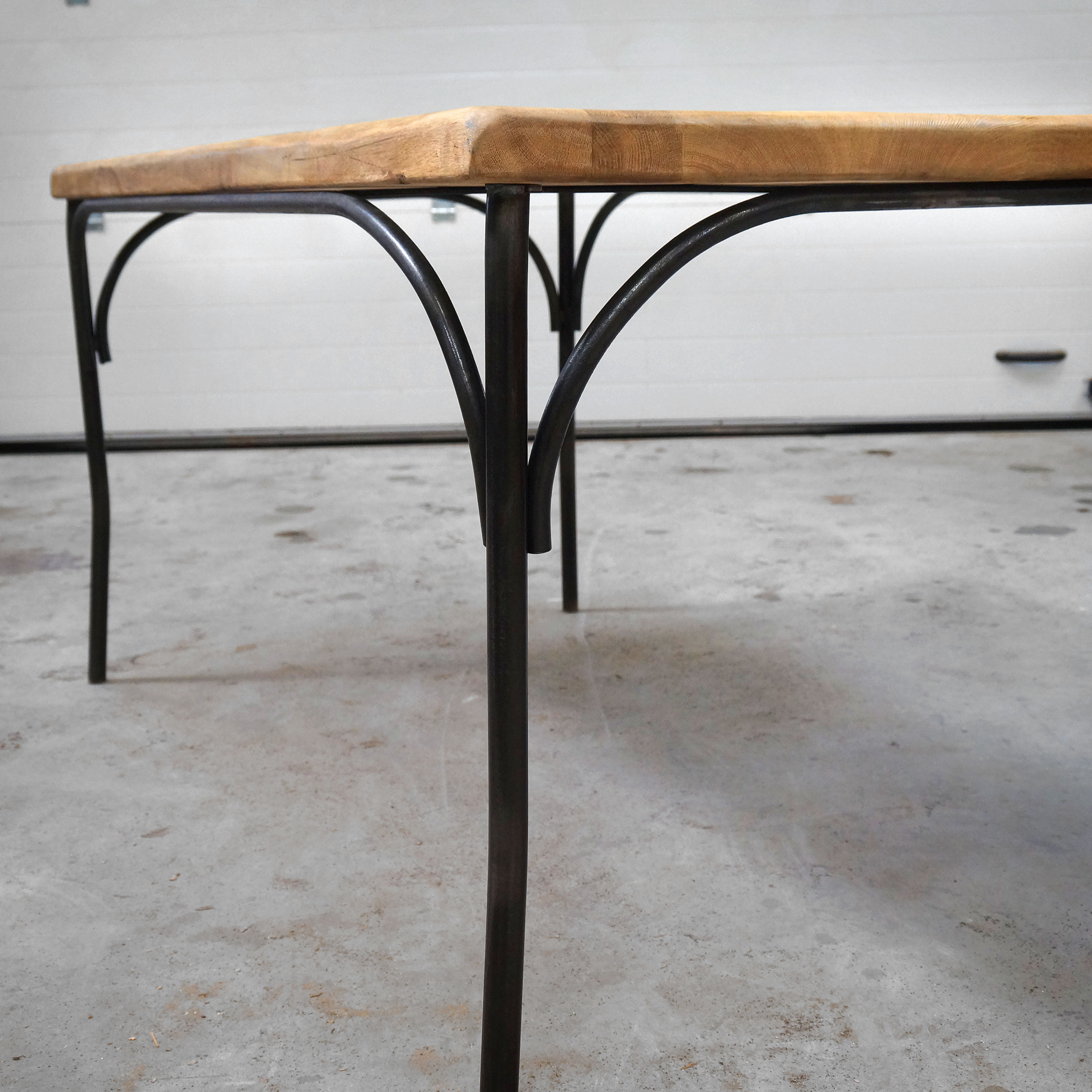 Table curved steel