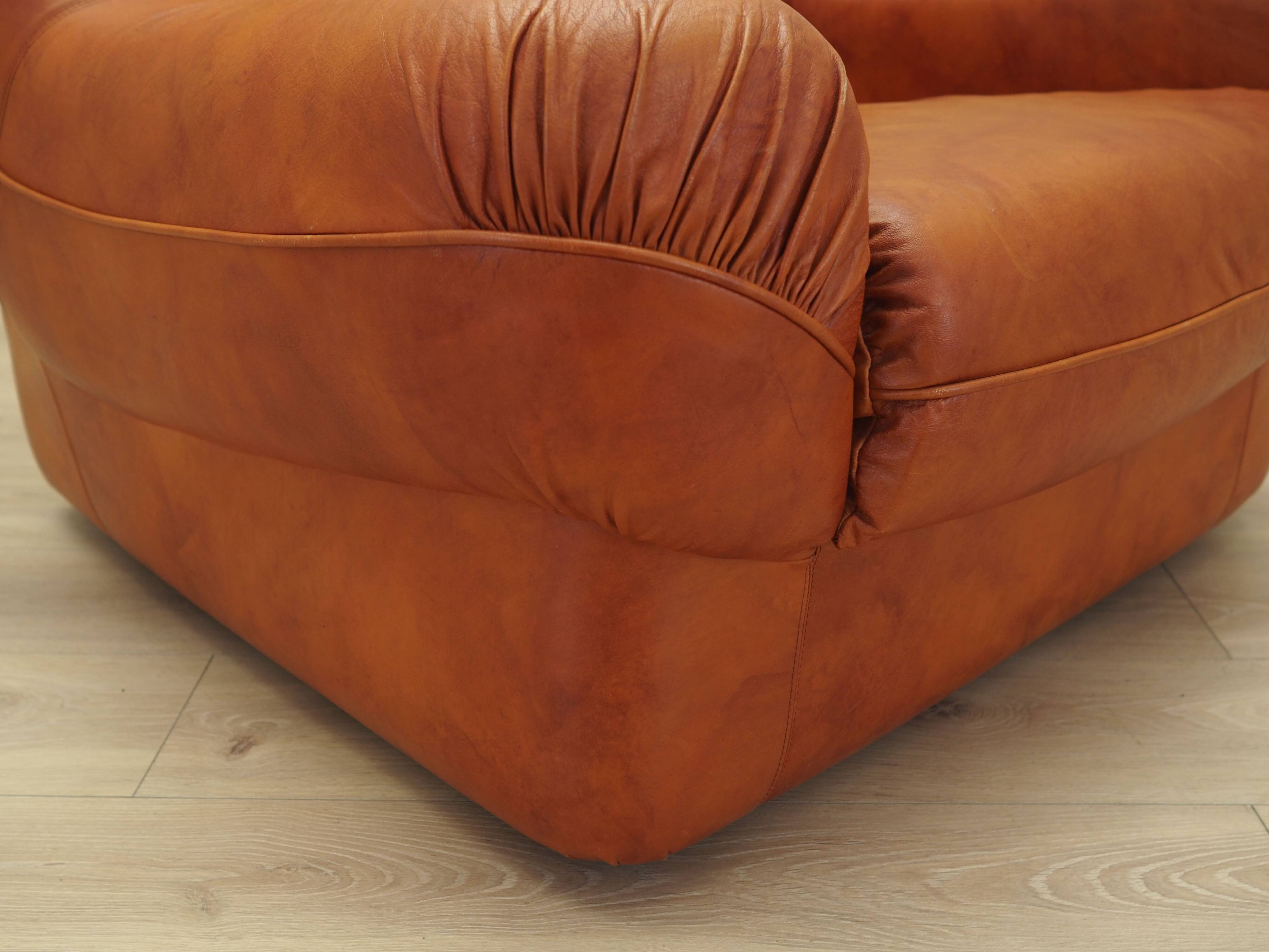 Fauteuil orange, design italien, années 1970, fabricant : Mimo Padova