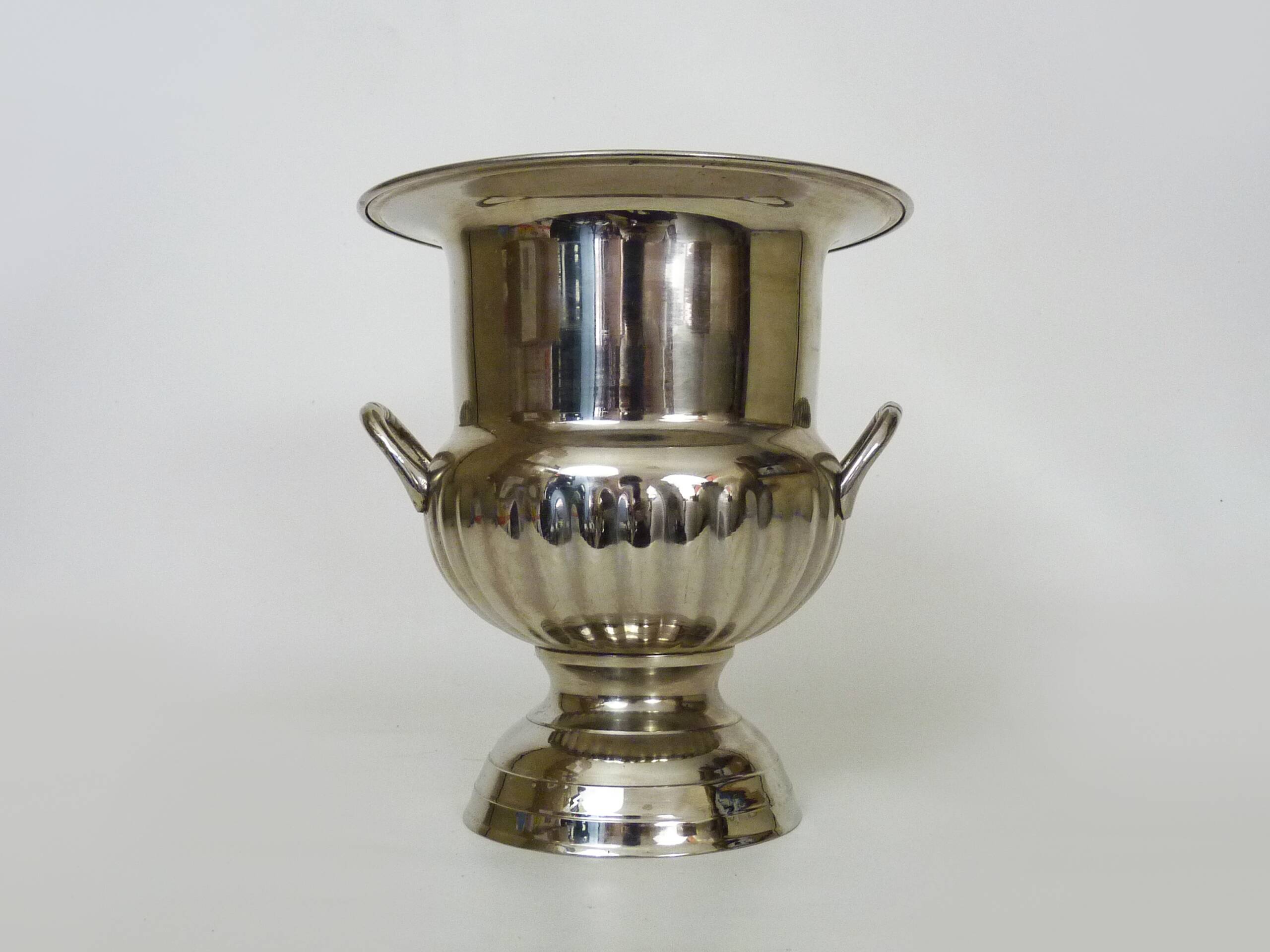 Vintage Médicis-shaped champagne bucket in silver-plated metal.