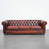 Canapé Chesterfield 3 places en cuir de vachette rouge-brun, charmant et intemporel, de style anglais et plein de caractère.