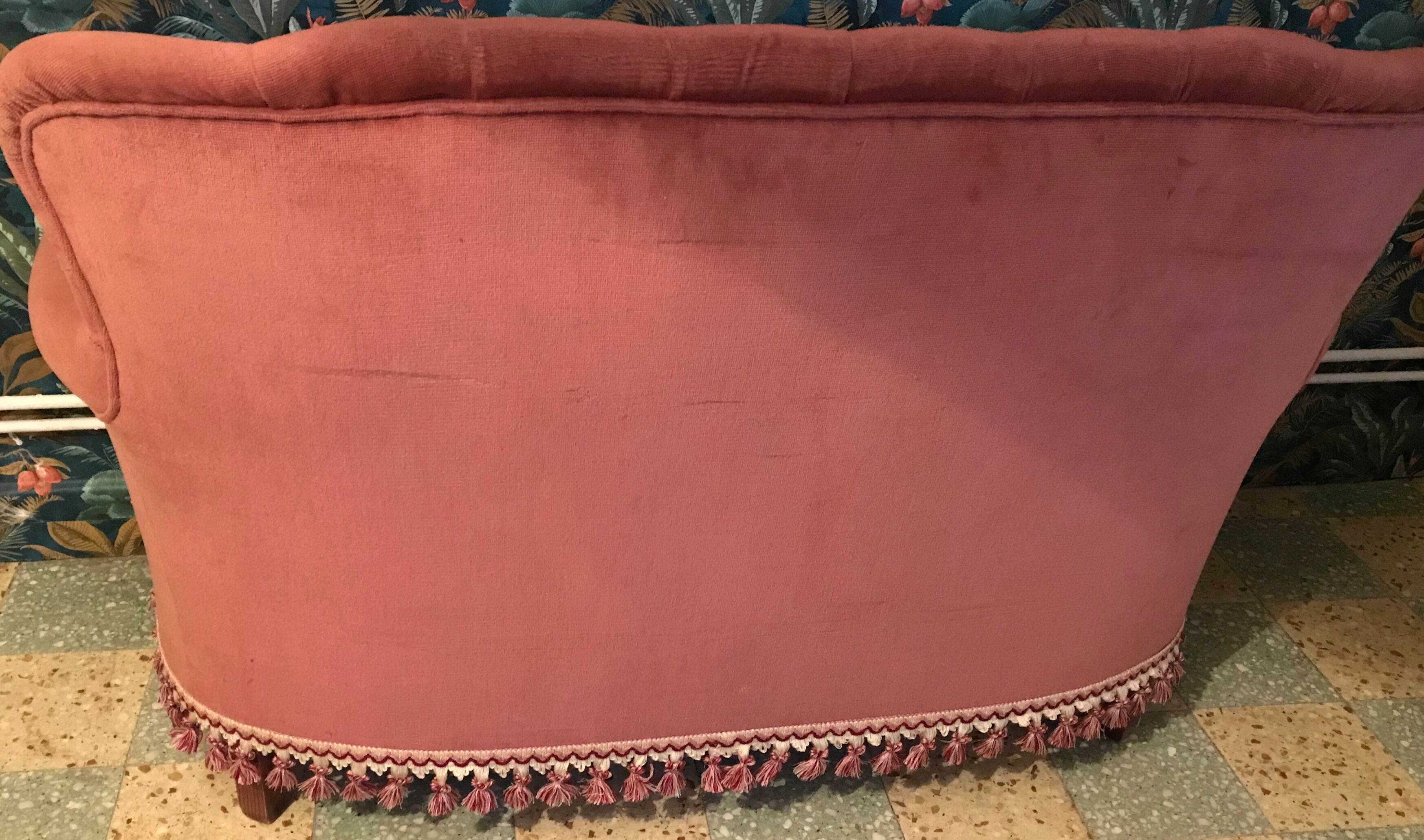 Sofa padded in old pink velvet