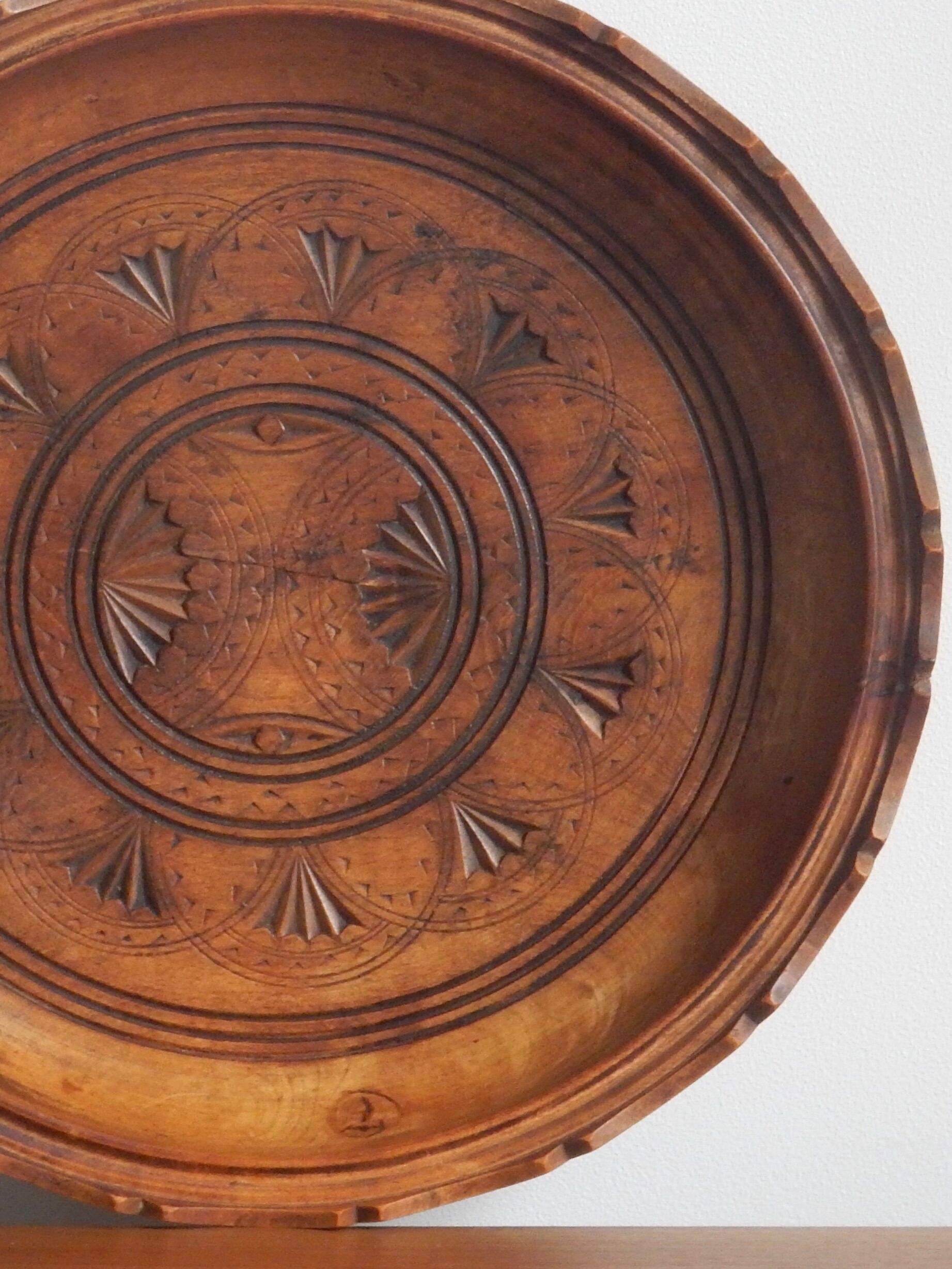 Decorative plate in carved wood