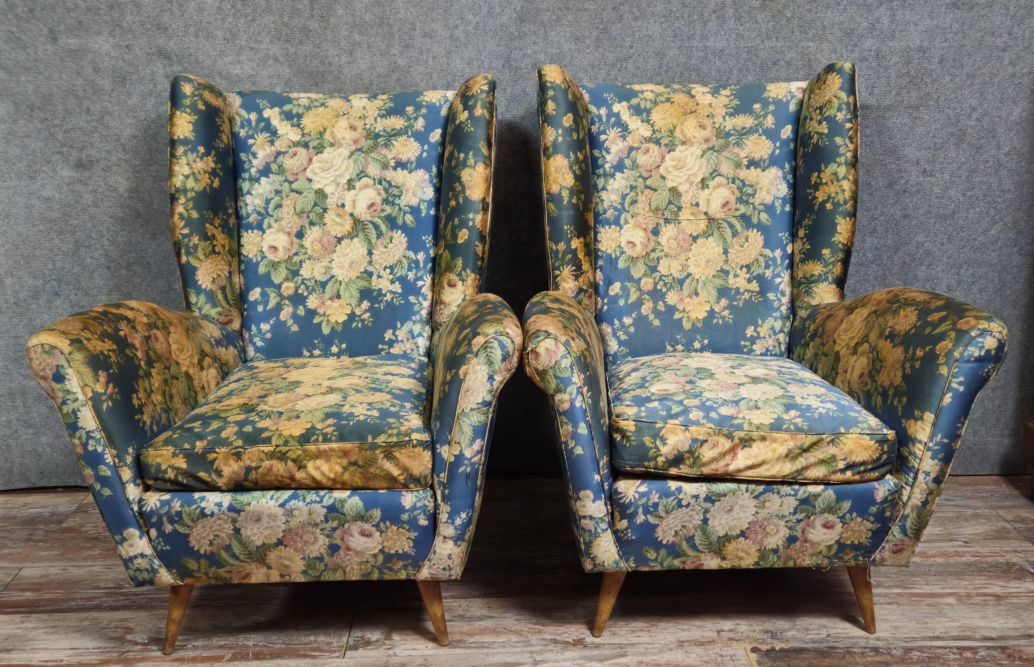 Pair of vintage armchairs with enveloping backrest.