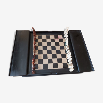 Jeu d'échecs des années avec plateau en laque noir et ivoire