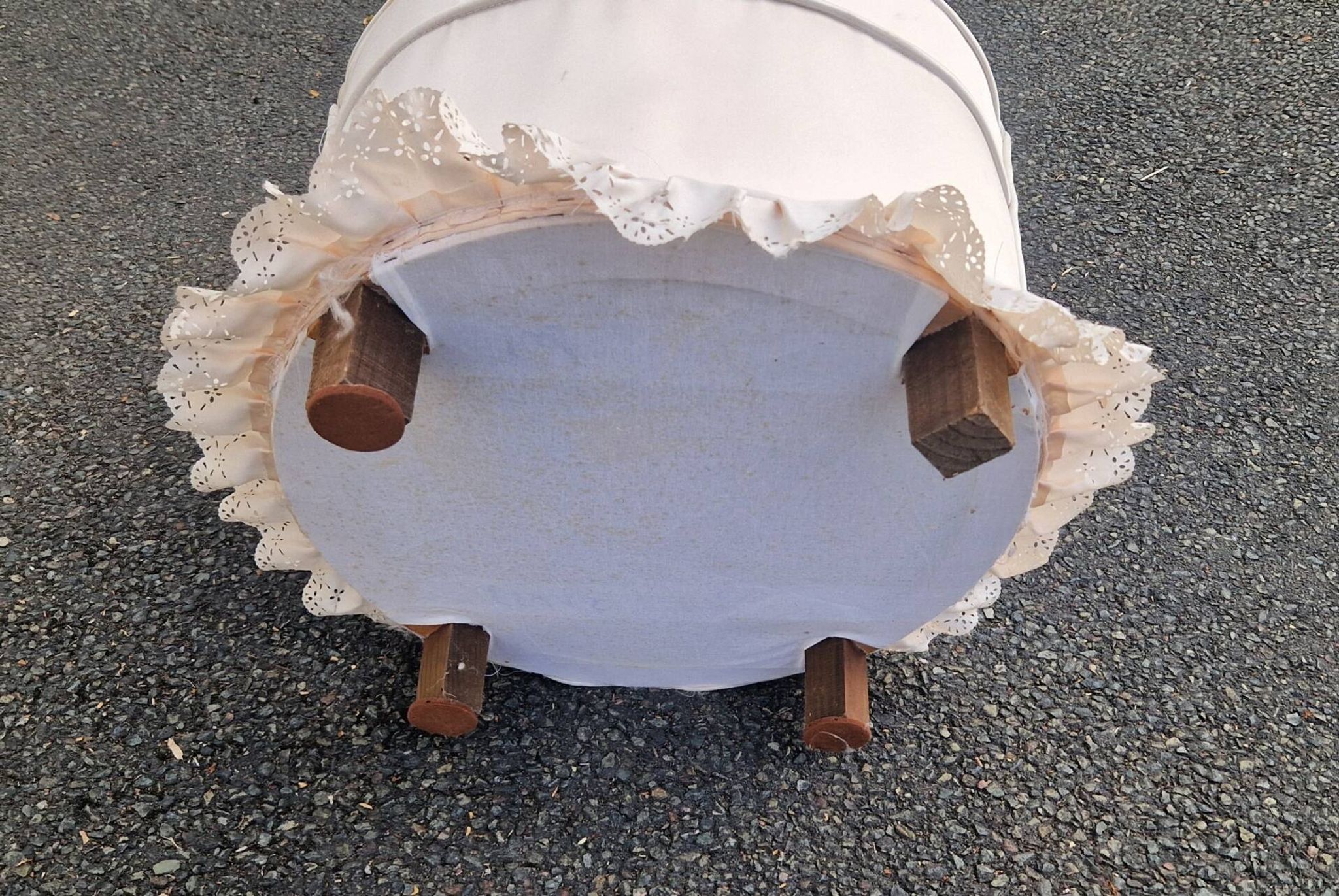 Vintage frog chair in white fabric