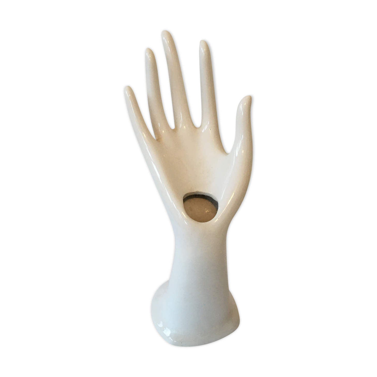 Hand soliflore wearing white ring