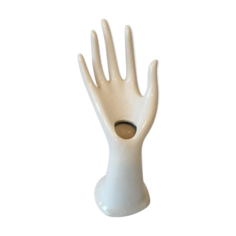 Hand soliflore wearing white ring