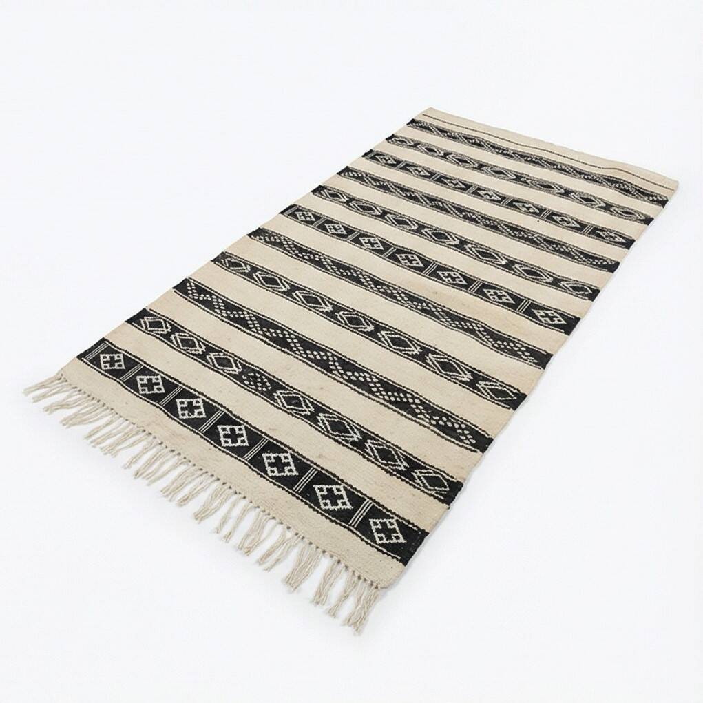 Tapis kilim ethnique blanc et noir