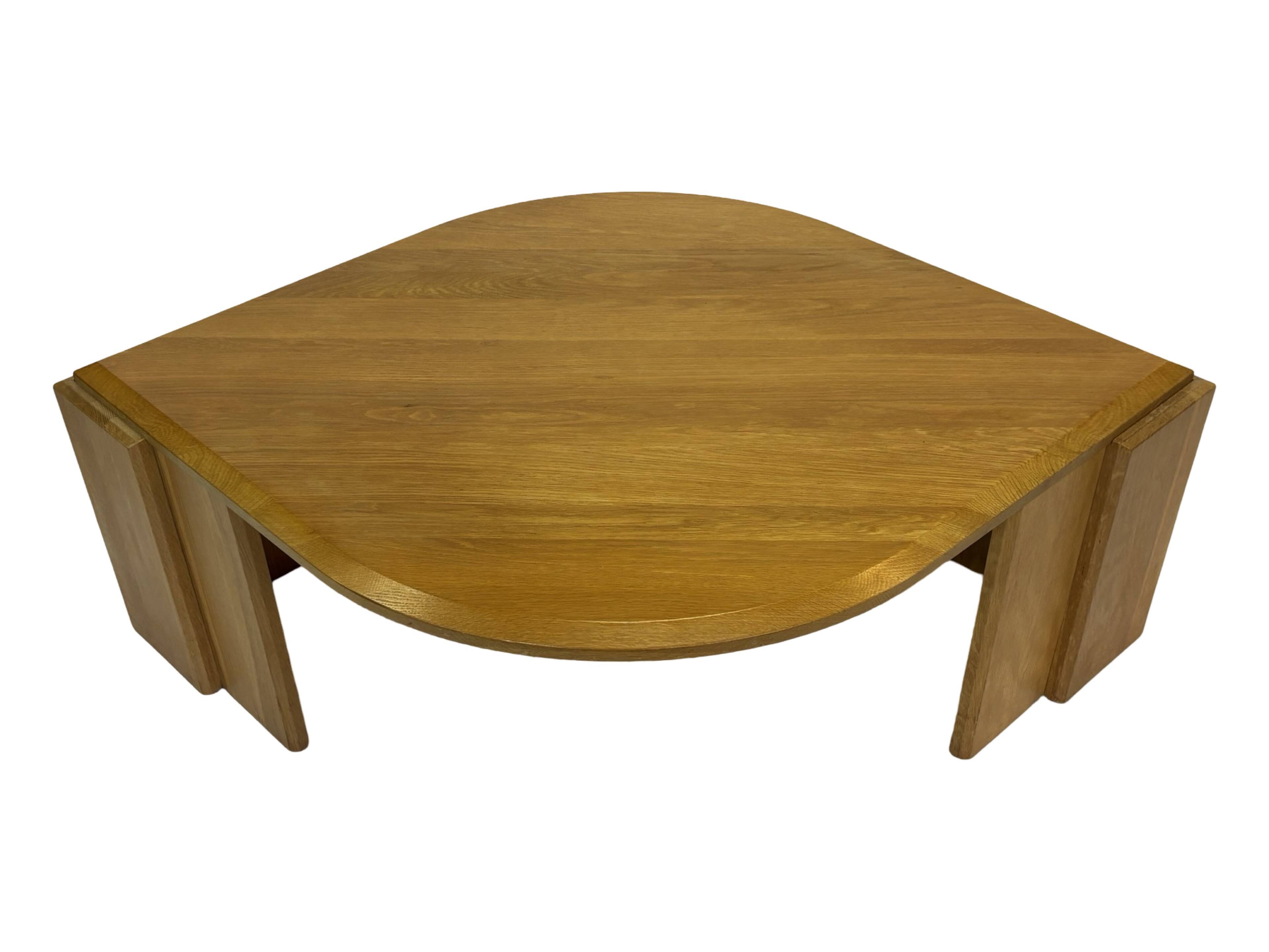 Table basse vintage en forme de larme wabi sabi brutaliste en chêne massif