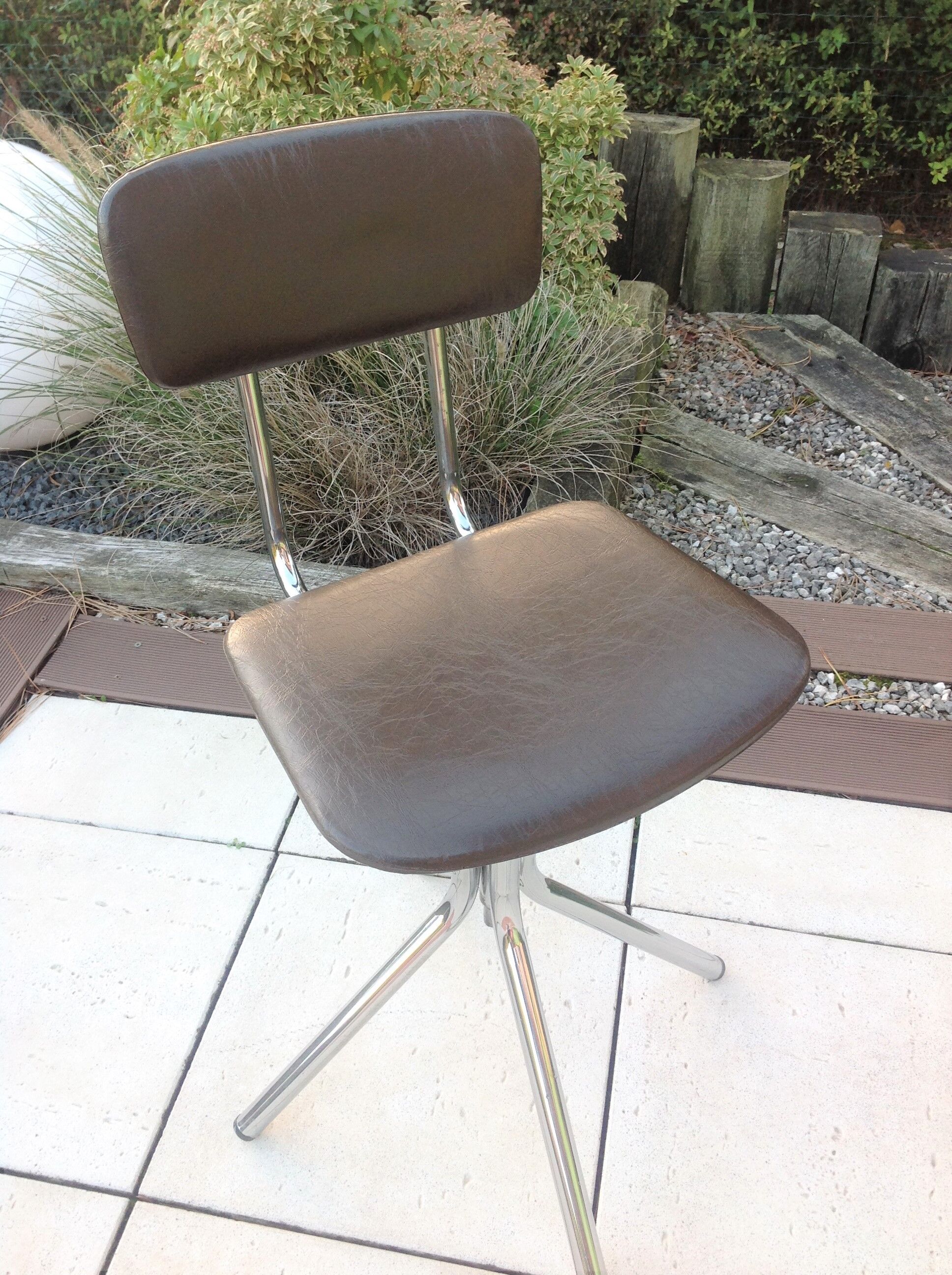 Swivel chair in chromed metal and skai brown years 60-70