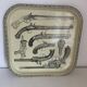 Plateau en métal guns design style Piero Fornasetti vintage 1960 - 33 x 33