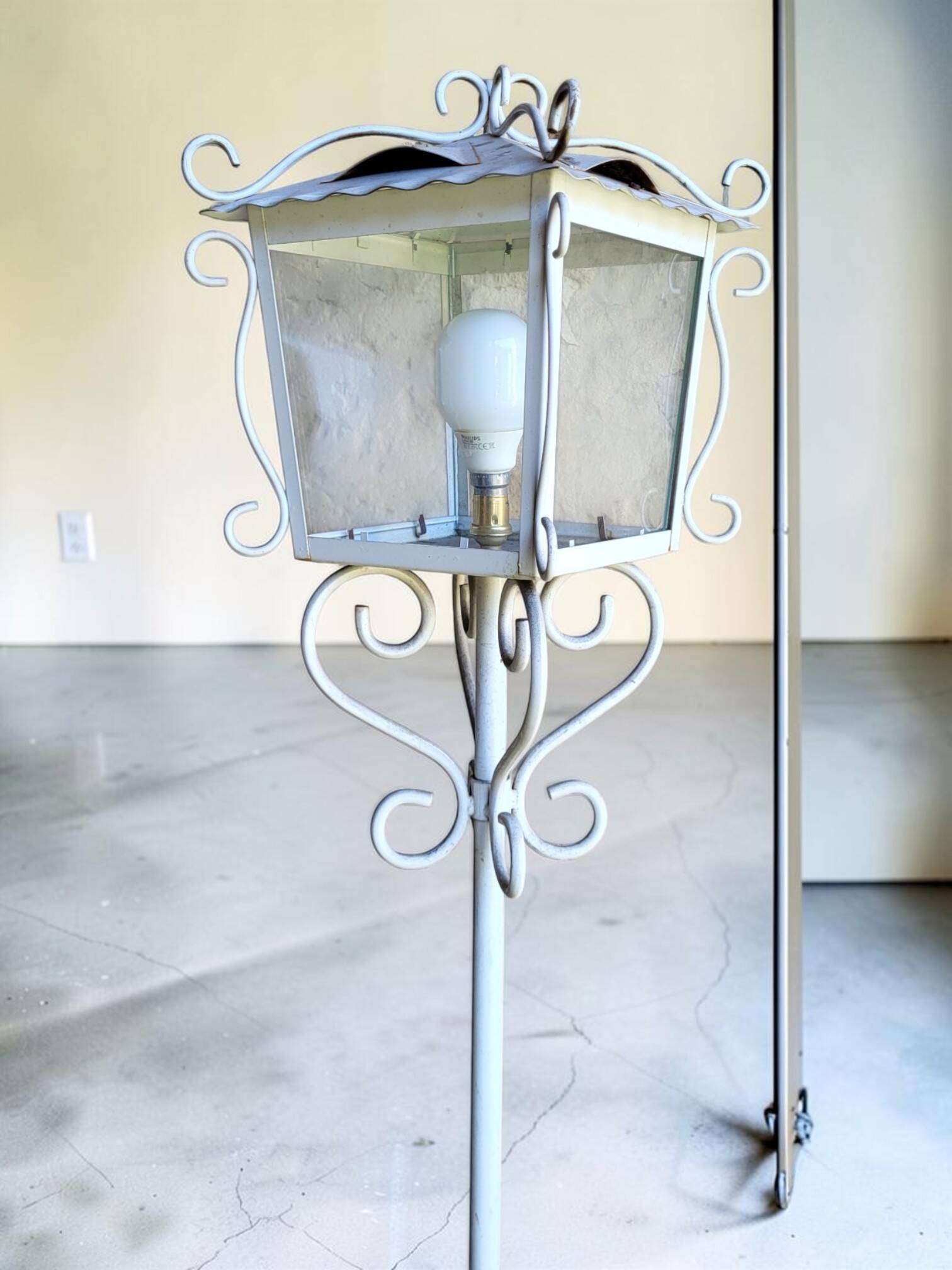 Wrought iron floor lamp (*2)