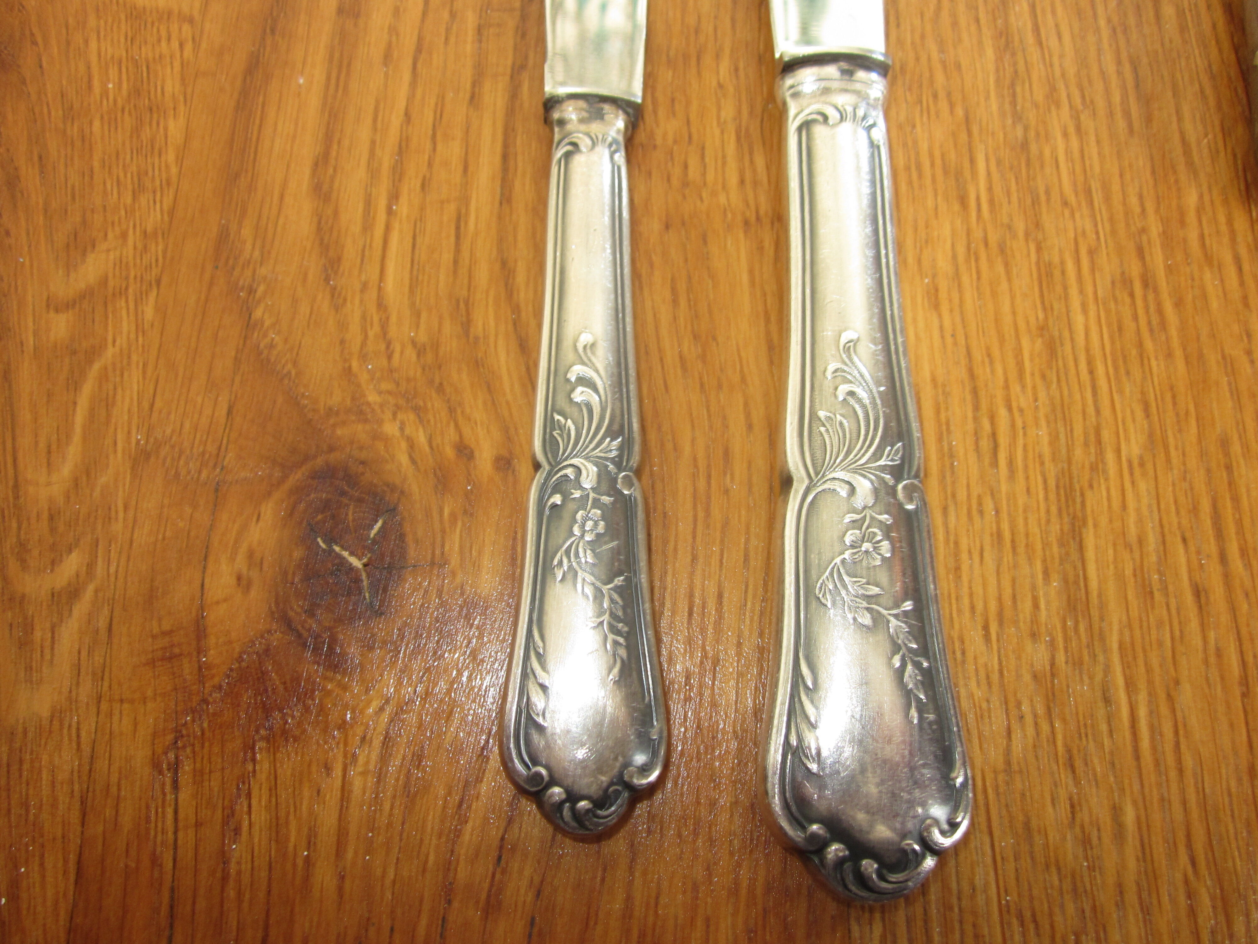 23 silver metal knives
