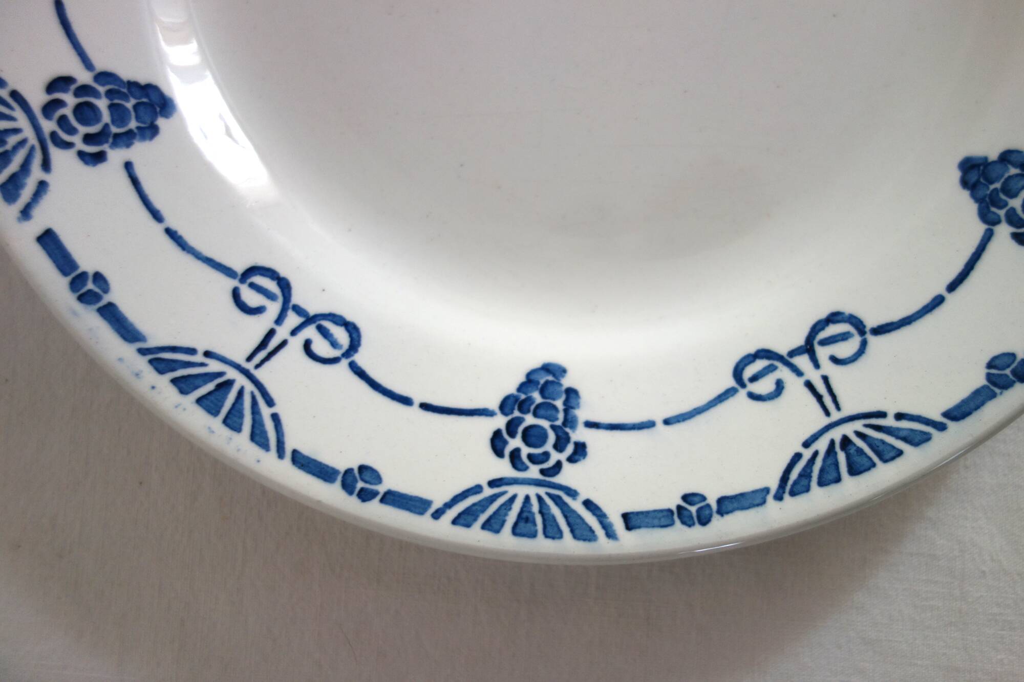 8 dinner plates with vintage Louvois model Nouvelles Galeries dish