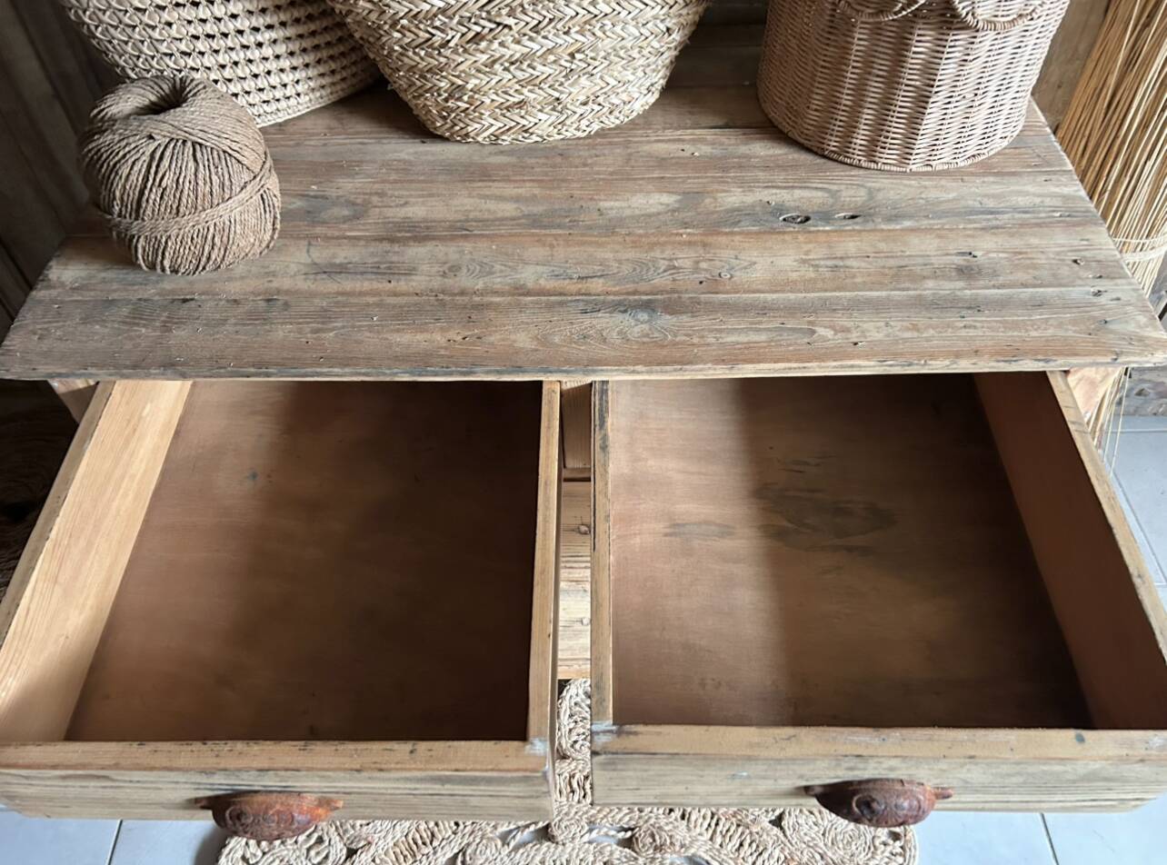 Chest of drawers, shell handle.