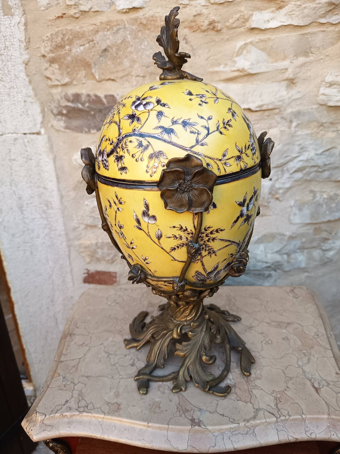 Large covered box in yellow earthenware with polychrome enamels and brass from the 20th century.