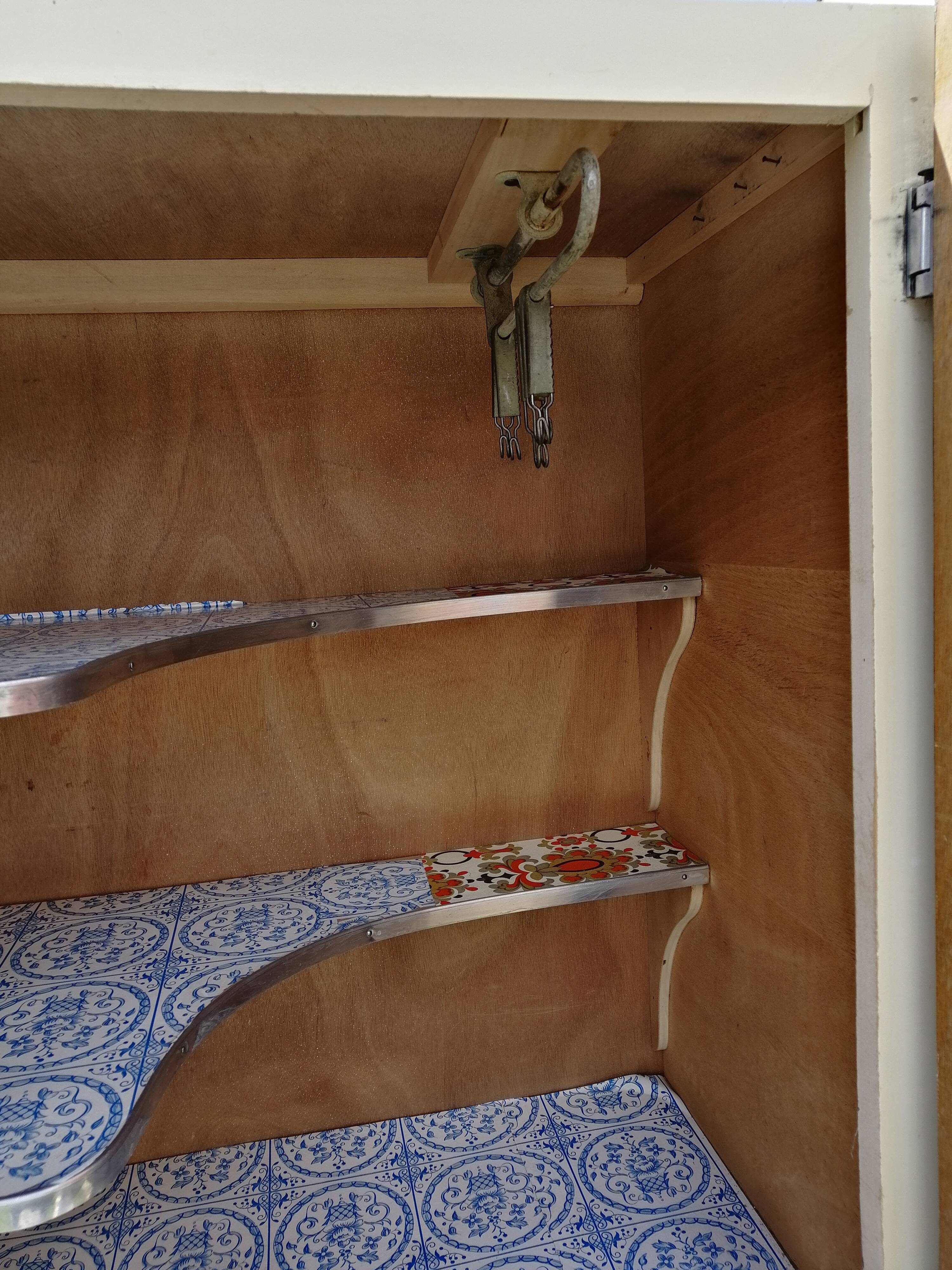 Buffet cuisine in pale yellow formica 50/60 years