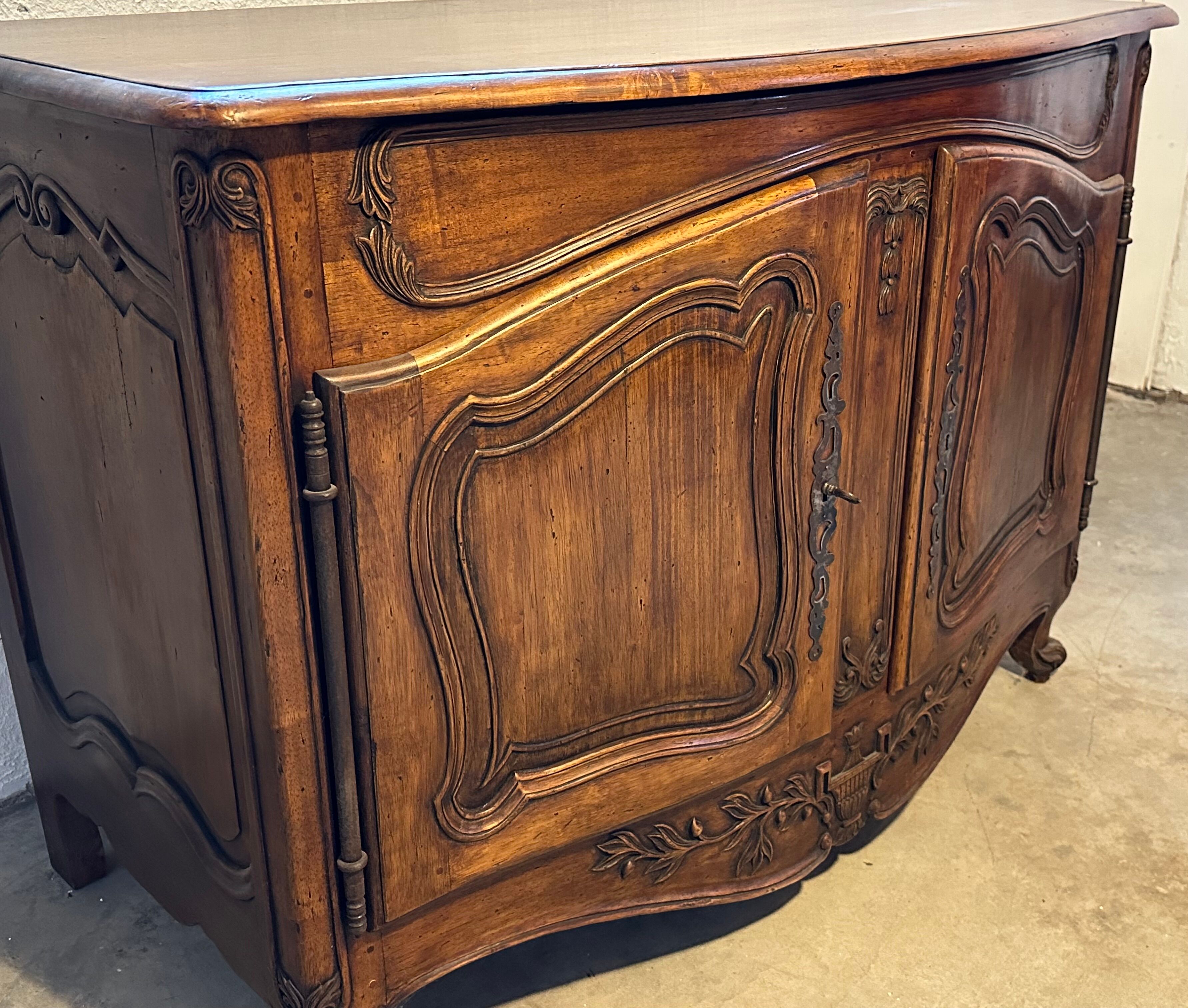 Carved Provencal buffet in Louis XV style with 2 doors