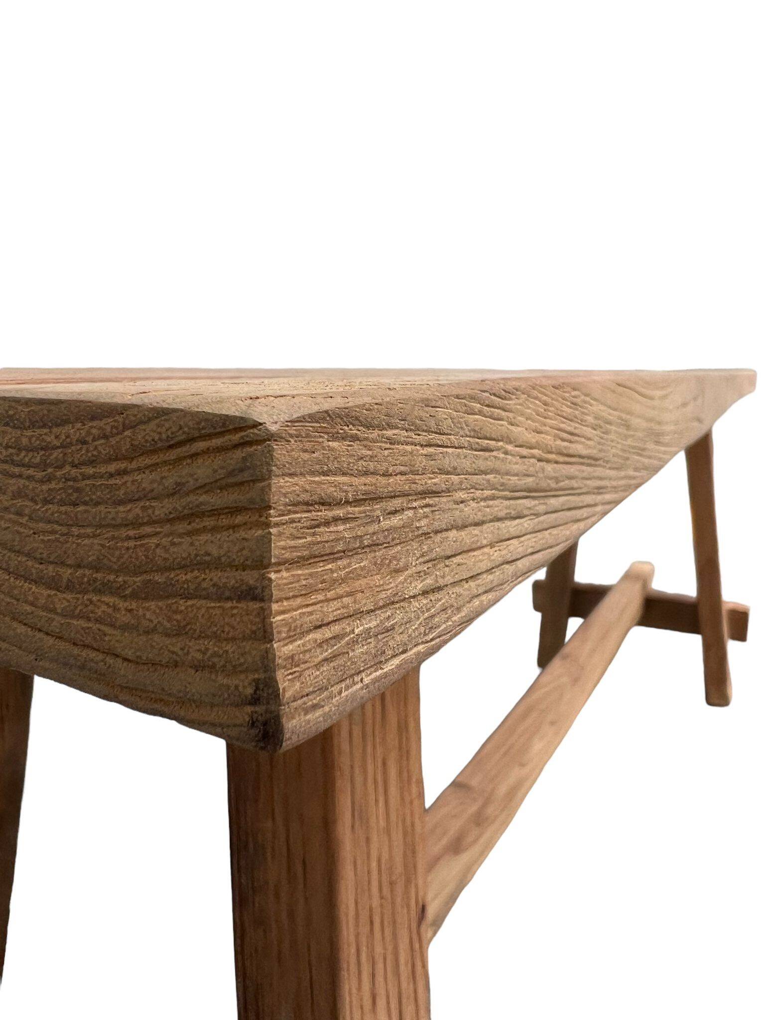 Solid and resistant bench / sofa